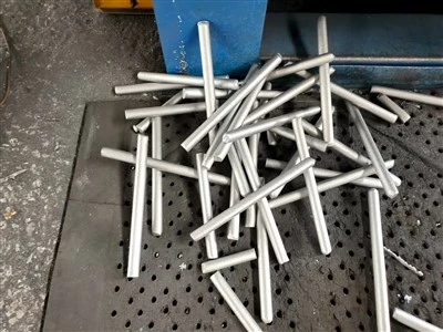 Thanh tròn bằng sắt nguyên chất – Chiều dài 30mm Dia X 300mm, đã loại bỏ rỉ sét-, Trống thép + Bao bì bằng pallet gỗ